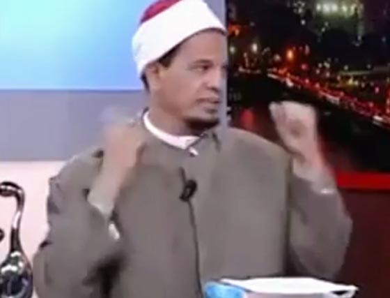 شتائم وتراشق بالمياه ورفع الاحذية في (حوار) بين شيخين.. شاهد صورة رقم 3