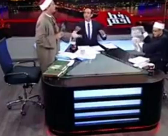 شتائم وتراشق بالمياه ورفع الاحذية في (حوار) بين شيخين.. شاهد صورة رقم 1