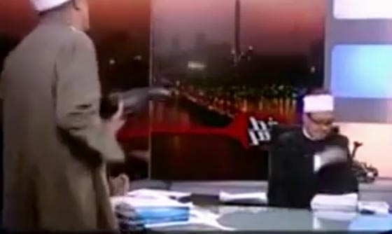 شتائم وتراشق بالمياه ورفع الاحذية في (حوار) بين شيخين.. شاهد صورة رقم 2