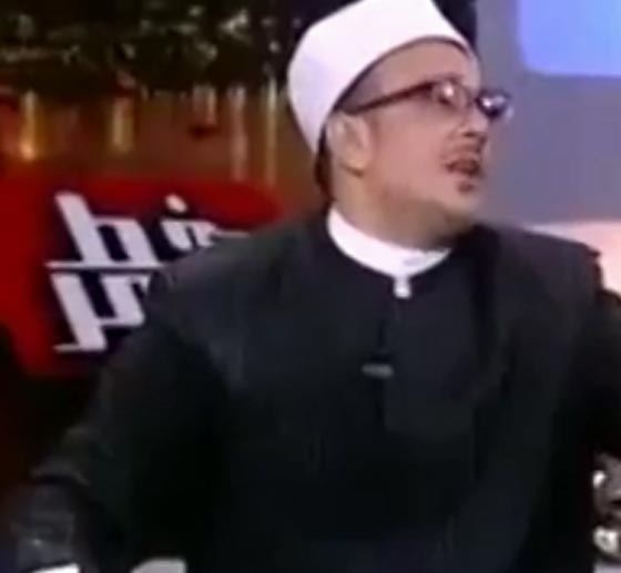 شتائم وتراشق بالمياه ورفع الاحذية في (حوار) بين شيخين.. شاهد صورة رقم 4