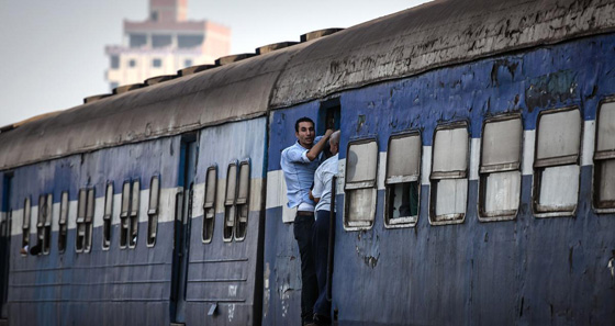 8 قتلى وعشرات الجرحى في تصادم بين قطار ومركبة بمصر صورة رقم 2