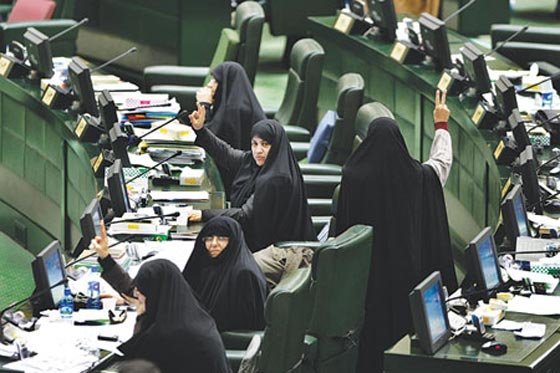 حرمان ايرانية من دخول البرلمان بسبب مصافحتها للغرباء صورة رقم 4