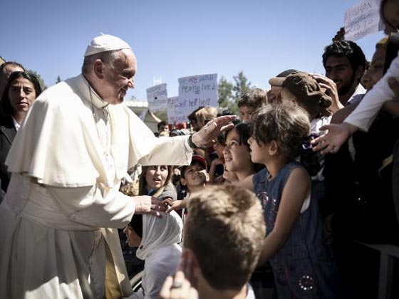  فيديو مؤثر: طفلة سورية تنحني عند قدمي بابا الفاتيكان متوسلة انقاذها من الجوع صورة رقم 4