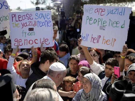  فيديو مؤثر: طفلة سورية تنحني عند قدمي بابا الفاتيكان متوسلة انقاذها من الجوع صورة رقم 5