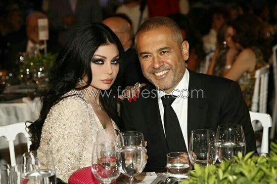 صور هيفاء وهبي بـ جمبسوت ضيق وحقيبة يد مرصعة بالالماس صورة رقم 5
