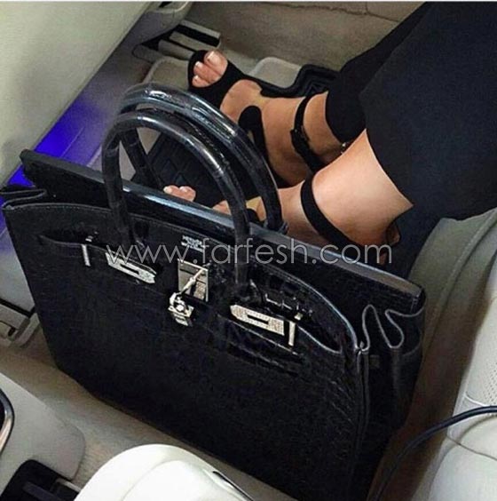 صور هيفاء وهبي بـ جمبسوت ضيق وحقيبة يد مرصعة بالالماس صورة رقم 2
