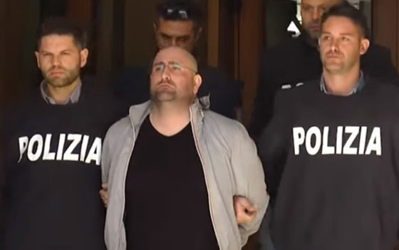 عمال بيتزا يعتقلون أخطر زعيم مافيا اثناء مباراة انتر ميلان ونابولي صورة رقم 2