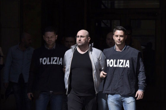 عمال بيتزا يعتقلون أخطر زعيم مافيا اثناء مباراة انتر ميلان ونابولي صورة رقم 3