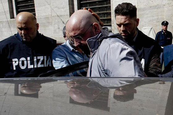 عمال بيتزا يعتقلون أخطر زعيم مافيا اثناء مباراة انتر ميلان ونابولي صورة رقم 4