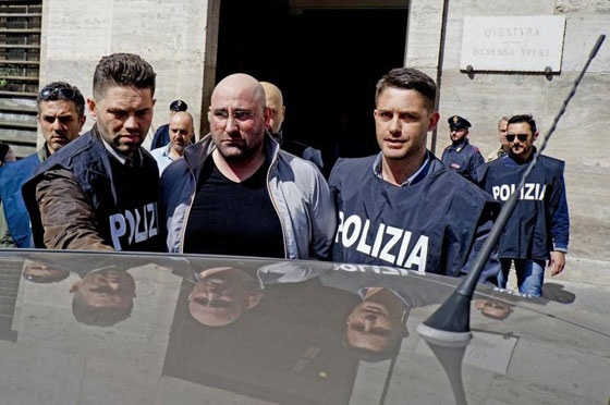 عمال بيتزا يعتقلون أخطر زعيم مافيا اثناء مباراة انتر ميلان ونابولي صورة رقم 5