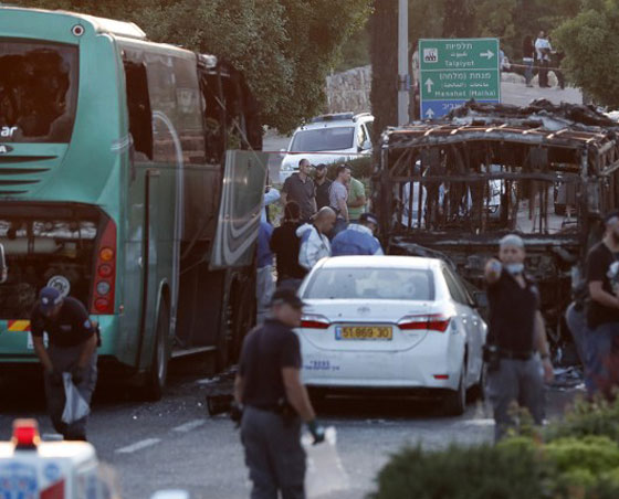21 جريحا اسرائيليا في احتراق حافلة نتيجة انفجار عبوة ناسفة  صورة رقم 6