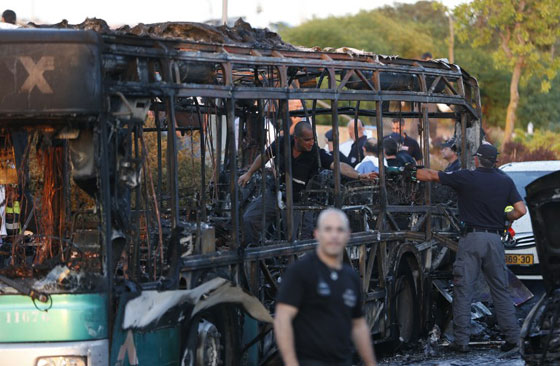 21 جريحا اسرائيليا في احتراق حافلة نتيجة انفجار عبوة ناسفة  صورة رقم 7