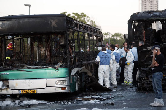 21 جريحا اسرائيليا في احتراق حافلة نتيجة انفجار عبوة ناسفة  صورة رقم 10