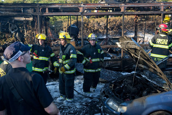 21 جريحا اسرائيليا في احتراق حافلة نتيجة انفجار عبوة ناسفة  صورة رقم 12