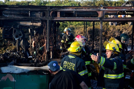 21 جريحا اسرائيليا في احتراق حافلة نتيجة انفجار عبوة ناسفة  صورة رقم 15