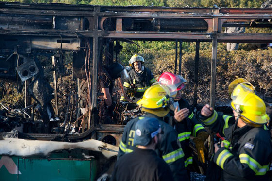 21 جريحا اسرائيليا في احتراق حافلة نتيجة انفجار عبوة ناسفة  صورة رقم 16
