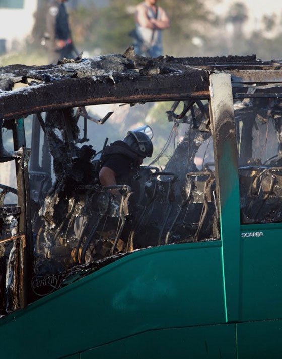 21 جريحا اسرائيليا في احتراق حافلة نتيجة انفجار عبوة ناسفة  صورة رقم 17