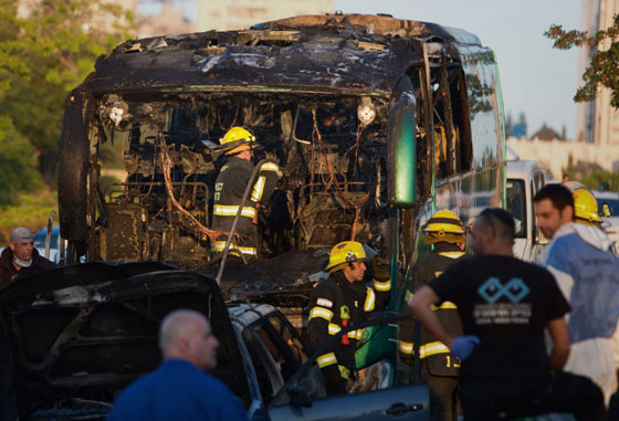 21 جريحا اسرائيليا في احتراق حافلة نتيجة انفجار عبوة ناسفة  صورة رقم 18