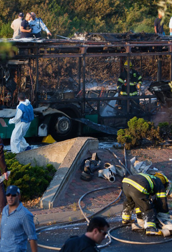 21 جريحا اسرائيليا في احتراق حافلة نتيجة انفجار عبوة ناسفة  صورة رقم 20