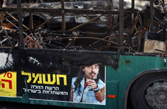 21 جريحا اسرائيليا في احتراق حافلة نتيجة انفجار عبوة ناسفة  صورة رقم 21