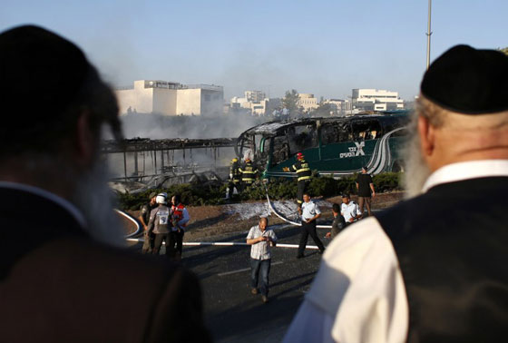 21 جريحا اسرائيليا في احتراق حافلة نتيجة انفجار عبوة ناسفة  صورة رقم 24