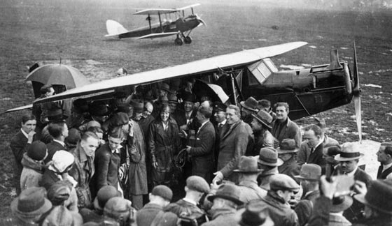 اميليا ايرهارت وضعت بصمتها على عالم  الطيران حين عبرت الاطلسي صورة رقم 4