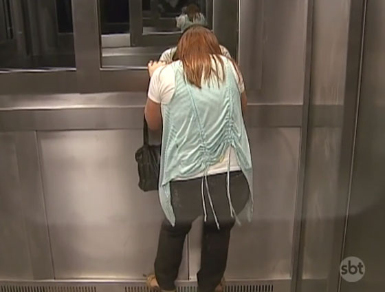 فيديو طريف.. رد فعل الفتيات لدى دخولهن مصعد مليء بالصراصير صورة رقم 2