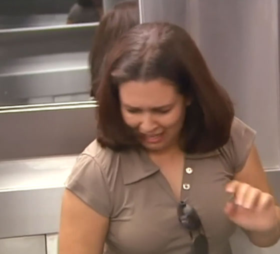 فيديو طريف.. رد فعل الفتيات لدى دخولهن مصعد مليء بالصراصير صورة رقم 4