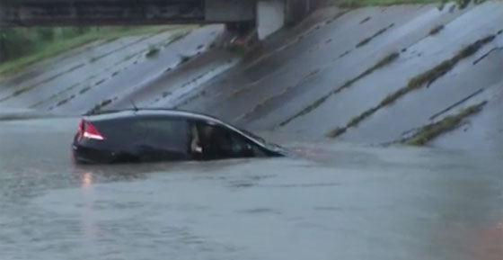 سائقون يتركون سياراتهم ويسبحون للنجاة من فيضانات تكساس صورة رقم 1