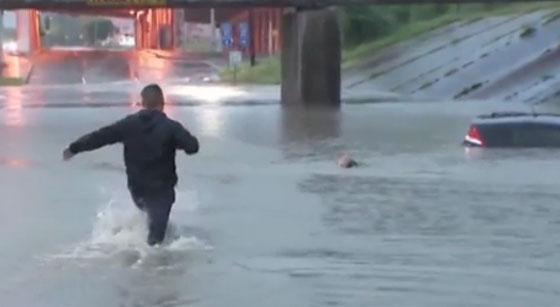 سائقون يتركون سياراتهم ويسبحون للنجاة من فيضانات تكساس صورة رقم 4