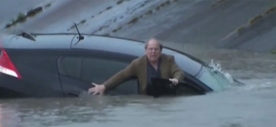 سائقون يتركون سياراتهم ويسبحون للنجاة من فيضانات تكساس صورة رقم 2