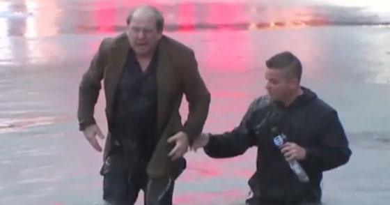 سائقون يتركون سياراتهم ويسبحون للنجاة من فيضانات تكساس صورة رقم 5