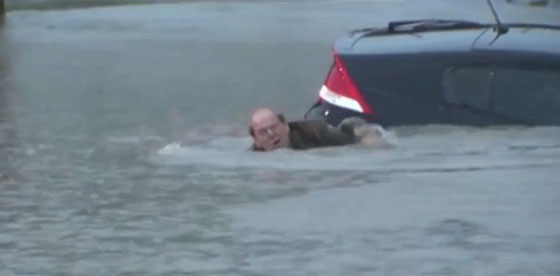 سائقون يتركون سياراتهم ويسبحون للنجاة من فيضانات تكساس صورة رقم 3