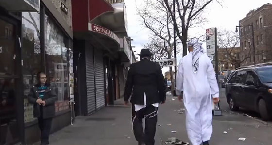 كيف كان رد فعل الامريكيين لدى رؤية مسلم ويهودي يسيران معا؟ صورة رقم 1