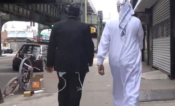 كيف كان رد فعل الامريكيين لدى رؤية مسلم ويهودي يسيران معا؟ صورة رقم 2