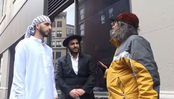 كيف كان رد فعل الامريكيين لدى رؤية مسلم ويهودي يسيران معا؟ صورة رقم 4