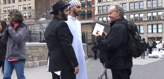 كيف كان رد فعل الامريكيين لدى رؤية مسلم ويهودي يسيران معا؟ صورة رقم 5