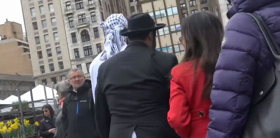 كيف كان رد فعل الامريكيين لدى رؤية مسلم ويهودي يسيران معا؟ صورة رقم 6
