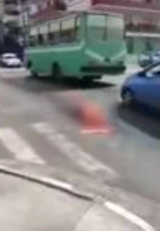 فيديو مروع.. سقوط جثة من كفن بالخطأ وسط شارع مزدحم صورة رقم 1