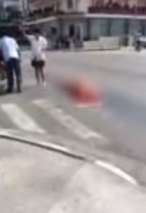 فيديو مروع.. سقوط جثة من كفن بالخطأ وسط شارع مزدحم صورة رقم 2