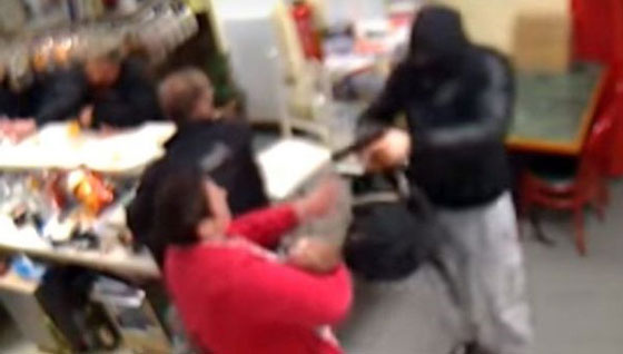 فيديو يكاد لا يصدق.. امرأة تواجه لصا مسلحا بجرأة غير معهودة صورة رقم 1