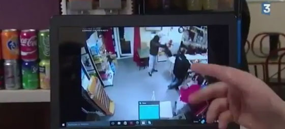 فيديو يكاد لا يصدق.. امرأة تواجه لصا مسلحا بجرأة غير معهودة صورة رقم 2