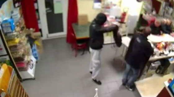 فيديو يكاد لا يصدق.. امرأة تواجه لصا مسلحا بجرأة غير معهودة صورة رقم 3