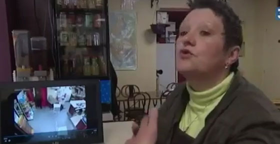 فيديو يكاد لا يصدق.. امرأة تواجه لصا مسلحا بجرأة غير معهودة صورة رقم 5