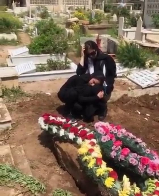 صور الفنانة قمر تبكي على قبر والدتها وهي ترتدي الحجاب صورة رقم 3