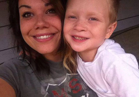 معلمة تضرب طفلا بعصا وتجبر والدته على مشاهدة العقاب.. فيديو صورة رقم 1