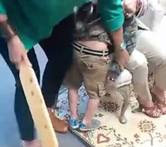 معلمة تضرب طفلا بعصا وتجبر والدته على مشاهدة العقاب.. فيديو صورة رقم 2