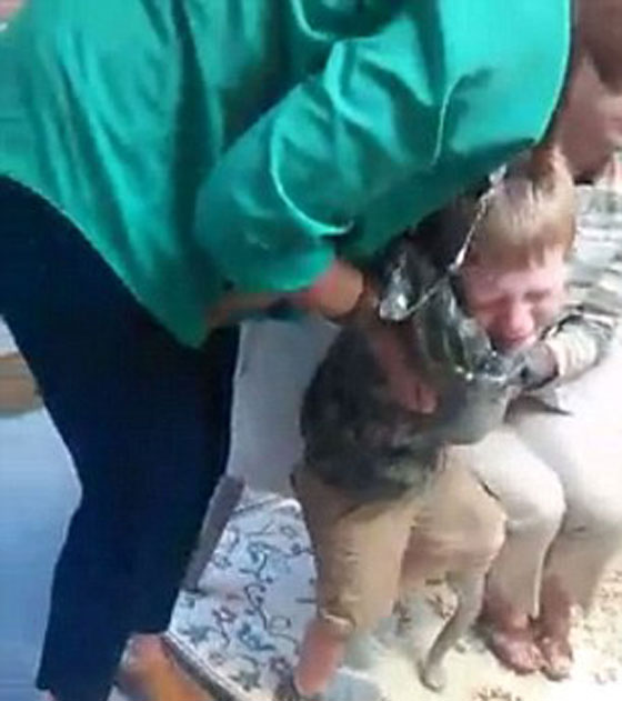 معلمة تضرب طفلا بعصا وتجبر والدته على مشاهدة العقاب.. فيديو صورة رقم 3