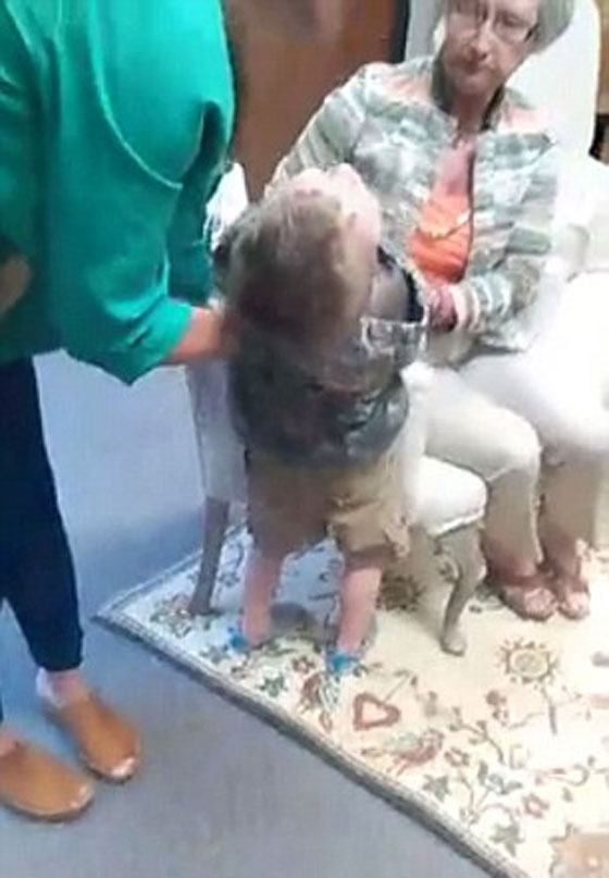 معلمة تضرب طفلا بعصا وتجبر والدته على مشاهدة العقاب.. فيديو صورة رقم 4