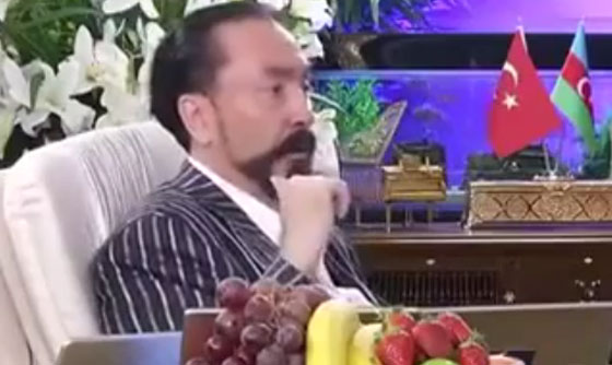 مشهد غريب.. راقصات وفنانات اغراء يتلقين درسا دينيا من داعية تركي صورة رقم 1